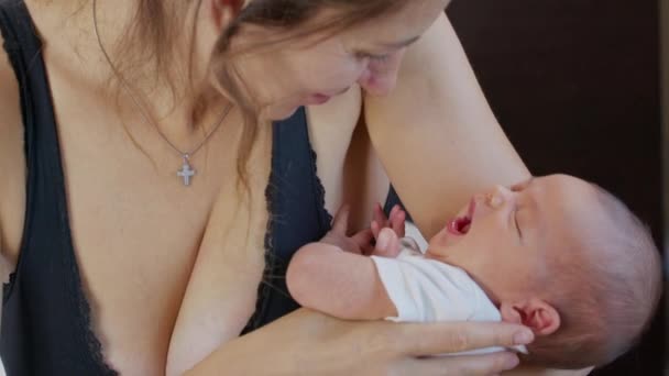 Maman tenant bébé nouveau-né étreignant et aimant. — Video