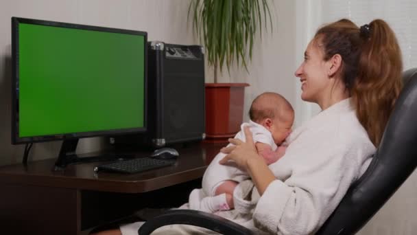 绿色屏幕。快乐的母亲和婴儿视频聊天使用智能手机母亲抱着幼儿在社交媒体上分享母亲的生活方式，享受移动技术4k — 图库视频影像
