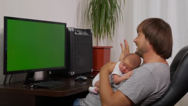 Зелений екран. щасливий батько і відео чат з використанням смартфона батько тримає малюка, що ділиться способом життя материнства в соціальних мережах, насолоджуючись мобільними технологіями 4k — стокове відео