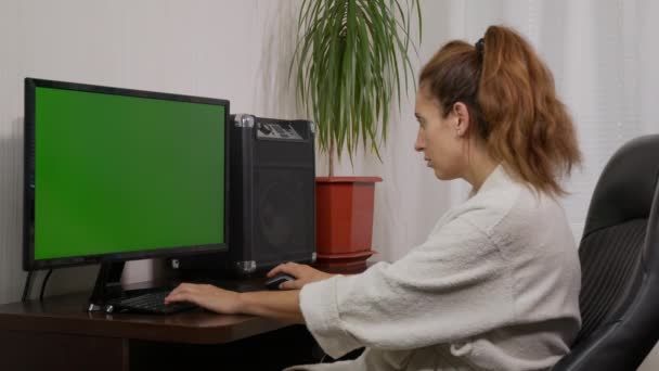 Fiatal nő videokonferencia távolság chat webkamerával és nevetés segítségével számítógépes virtuális chat app laptop képernyőn. Társadalmi távolsági kommunikáció. — Stock videók