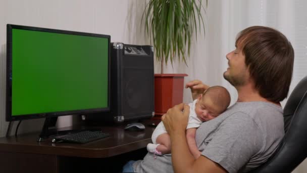 Tela verde. pai feliz e bate-papo de vídeo do bebê usando o pai do smartphone segurando criança compartilhando o estilo de vida da maternidade nas mídias sociais desfrutando de tecnologia móvel 4k — Vídeo de Stock