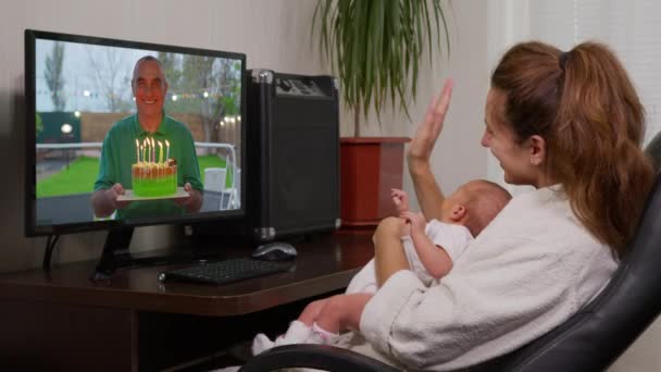 Padre felicitando a una mujer en su cumpleaños usando una videollamada. Cuarentena domiciliaria, distanciamiento social, autoaislamiento . — Vídeos de Stock