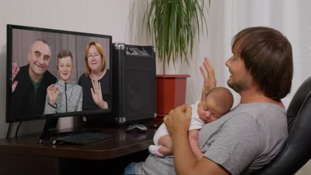 Hombre con infantat casa tener video chat en PC, interactuar juntos en línea durante el distanciamiento social y el aislamiento de sí mismo en cuarentena de bloqueo . — Vídeos de Stock