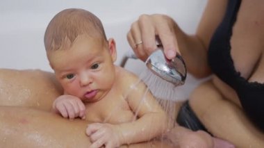 Annesiyle banyo yaparken doğan komik bebek..
