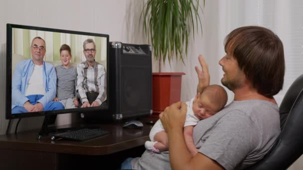 Hombre con infantat casa tener video chat en PC, interactuar juntos en línea durante el distanciamiento social y el aislamiento de sí mismo en cuarentena de bloqueo . — Vídeos de Stock