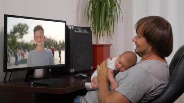 Authentische Aufnahmen einer glücklichen Familie mit ihren Kindern machen ein Selfie oder einen Videoanruf. Technologiebegriff, neue Generation, Familie, Verbindung, Elternschaft, Authentizität. — Stockvideo