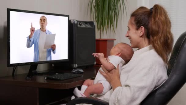母亲和婴儿用智能手机与祖父进行视频交谈，向新生儿挥手享受家庭联系. — 图库视频影像