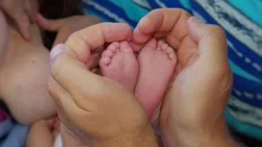 Annede bebek ayakları. Minik Yeni Doğan Bebek.