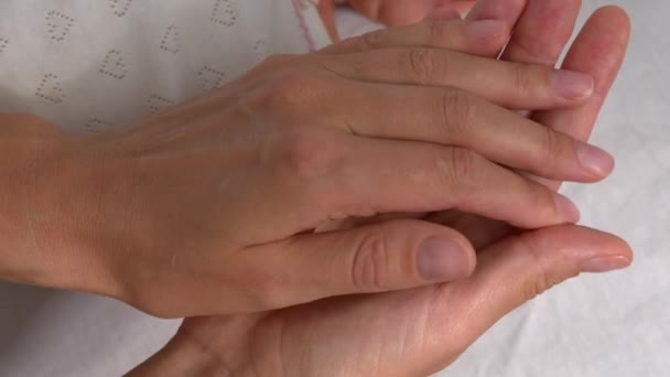 Η μητέρα με το νεογέννητο μωρό χέρι, κρατώντας το μωρό χέρι αίσθημα αγάπης σε επαφή. — Αρχείο Βίντεο