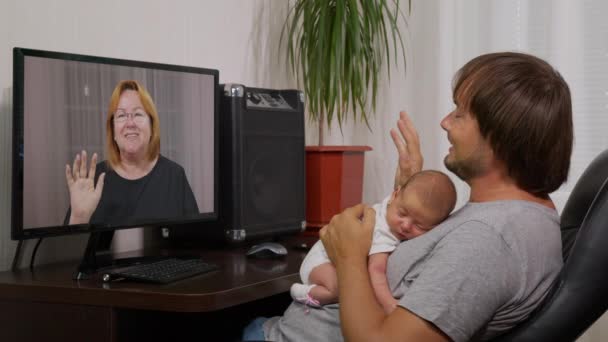Hombre con infantat casa tener video chat en PC, interactuar juntos en línea durante el distanciamiento social y el aislamiento de sí mismo en cuarentena de bloqueo . — Vídeos de Stock