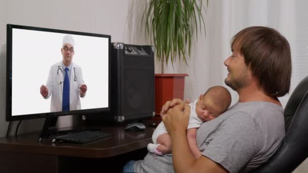 Una foto auténtica de una familia feliz con sus hijos está haciendo una selfie o una videollamada. Concepto de tecnología, nueva generación, familia, conexión, paternidad, autenticidad . — Vídeos de Stock