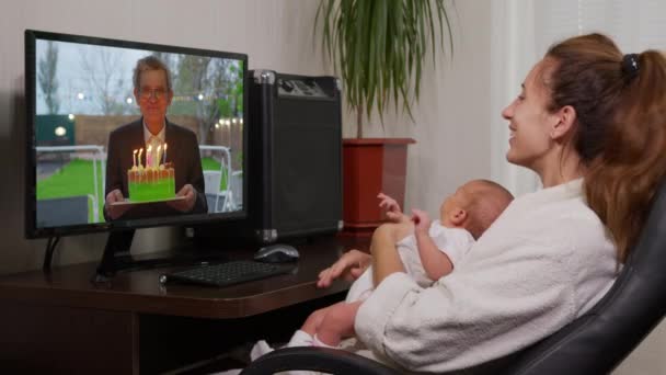 Padre felicitando a una mujer en su cumpleaños usando una videollamada. Cuarentena domiciliaria, distanciamiento social, autoaislamiento . — Vídeos de Stock