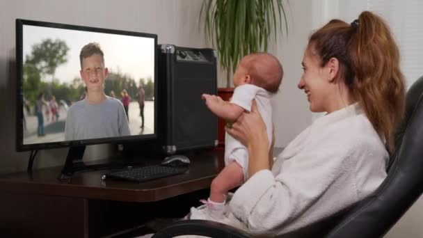 Una foto auténtica de una familia feliz con sus hijos está haciendo una selfie o una videollamada. Concepto de tecnología, nueva generación, familia, conexión, paternidad, autenticidad . — Vídeos de Stock
