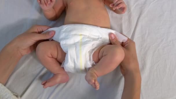 Madre cambiando pañales en su bebé recién nacido . — Vídeo de stock
