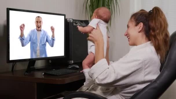 Madre e bambino avendo video chat con il nonno utilizzando smartphone agitando al neonato godendo di connessione familiare. — Video Stock