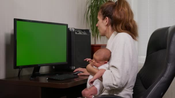 Young business start up, Young Owner Woman Start up for Business Online Thuis werken, vrouw die werkt op een computer laptop met een key-green scherm in huis. — Stockvideo