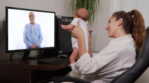 Mère et bébé ayant chat vidéo en utilisant PC. — Video