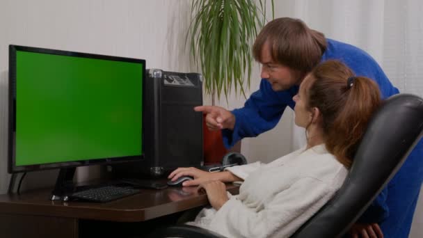 Pessoas de negócios em casa com tela verde chroma key TV ou computador na mesa. Grupo diverso de empresário e empresária em reunião em videoconferência . — Vídeo de Stock