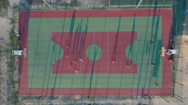 Hava görüntüsü. Basketbol sahası ve eğitim platformu olan bir park. Spor alanı.