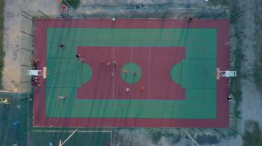 Hava görüntüsü. Basketbol sahası ve eğitim platformu olan bir park. Spor alanı.