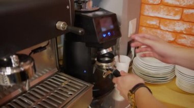 Barista kahve makinesinden taze kahve yapıyor..