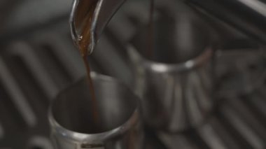 Kahve makinesinden espresso yakın çekim. Kahve dükkanında kahve yapan profesyonel bir barista..