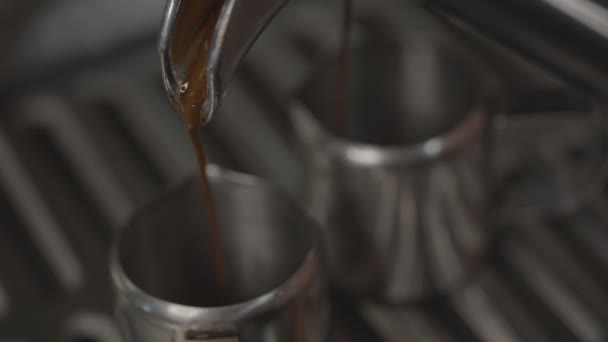 Pendekatan espresso dari mesin kopi. Pedagang kopi barista profesional di warung kopi. — Stok Video