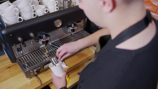 Kahve makinesinde espresso yapma süreci. Barista özel kahve dükkanında latte yapıyor.. — Stok video