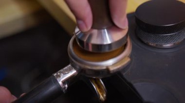 Barista kahve makinesinden taze kahve yapıyor..