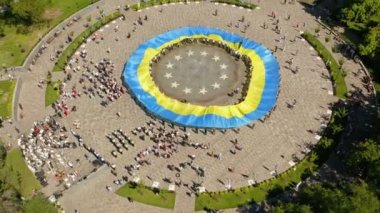 Ukrayna 'nın büyük ulusal bayrağı. Ulusal Bayramda büyük sarı vatansever Ukrayna bayrağı.