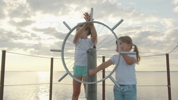 Niños al timón de la nave. Feliz infancia.. — Vídeos de Stock