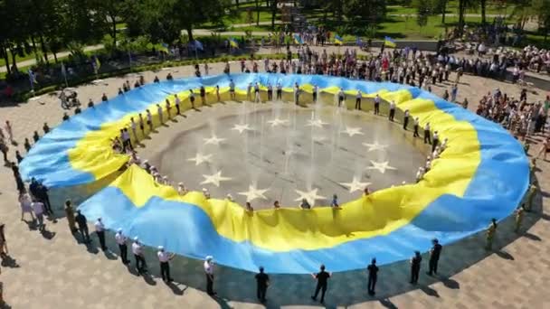 Μεγάλη εθνική σημαία της Ουκρανίας. Μεγάλη κίτρινη μπλε πατριωτική ουκρανική κρατική σημαία στην εθνική εορτή. — Αρχείο Βίντεο