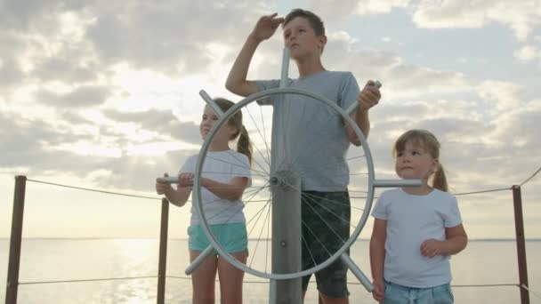 Gyerekek állnak a hajó élén. boldog gyermekkor és kaland koncepció. — Stock videók