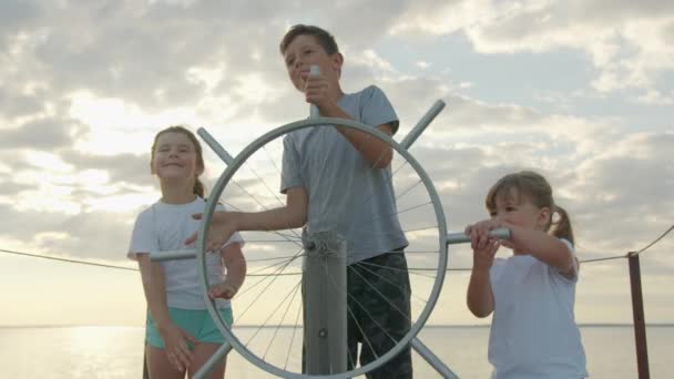 Kinderen aan het roer van het schip. gelukkige kindertijd en avontuur concept. — Stockvideo