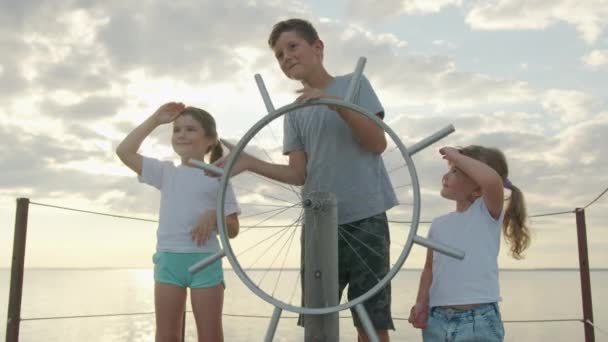 Niños al timón de la nave. Feliz infancia.. — Vídeos de Stock