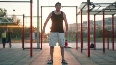 Yaşlı beyaz bir adam parkta koronavirüs virüsü salgınından sonra spor yapıyor. Son sınıflar için antrenman. Atletik yaşlı büyükbaba. Emekliler için spor motivasyonu.