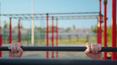 Yaşlı beyaz bir adam parkta koronavirüs virüsü salgınından sonra spor yapıyor. Son sınıflar için antrenman. Atletik yaşlı büyükbaba. Emekliler için spor motivasyonu.