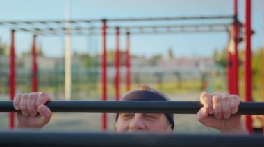 Yaşlılar sağlıklı bir yaşam tarzı. Çocuk parkında koronavirüs virüsü salgınından sonra spor yapan yaşlı beyaz bir adam. Son sınıflar için antrenman. Atletik yaşlı büyükbaba.