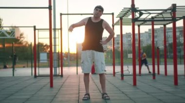 Yaşlılar sağlıklı bir yaşam tarzı. Çocuk parkında koronavirüs virüsü salgınından sonra spor yapan yaşlı beyaz bir adam. Son sınıflar için antrenman. Atletik yaşlı büyükbaba.