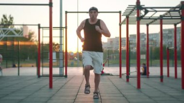 Yaşlı beyaz bir adam parkta koronavirüs virüsü salgınından sonra spor yapıyor. Son sınıflar için antrenman. Atletik yaşlı büyükbaba. Emekliler için spor motivasyonu.