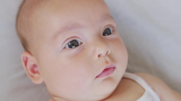 Retrato sonriendo a cámara mirando. lindo bebé bebé recién nacido niño. — Vídeo de stock