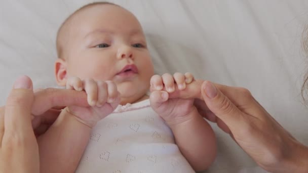 Mamma, tieni per mano il neonato. Happy Family Mother e il suo neonato insieme. Il concetto di maternità. Genitorialità. Maternità. — Video Stock