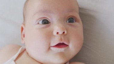 Kameraya gülümseyen bir portre. Sevimli küçük bebek yeni doğmuş bebek.