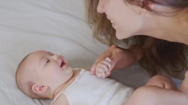 Annesinin mutlu bebeğini öpmesi, gülüşü, annesini sevmesi, bebeğini evde büyütmesi..