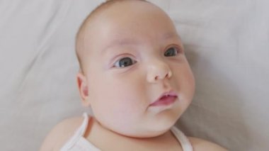 Kameraya gülümseyen bir portre. Sevimli küçük bebek yeni doğmuş bebek.