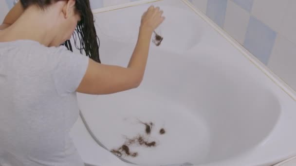 Hårproblem. Flickornas hår ramlar ut i handfatet medan de tvättar. — Stockvideo