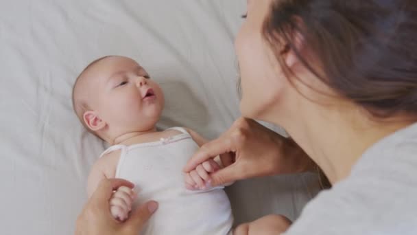 Nahaufnahme Mutter küsst glückliches Baby lacht genießen liebevolle Mutter Pflege Kleinkind zu Hause. — Stockvideo
