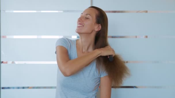 Masalah rambut. Kehilangan rambut pada sisir dari seorang gadis. — Stok Video