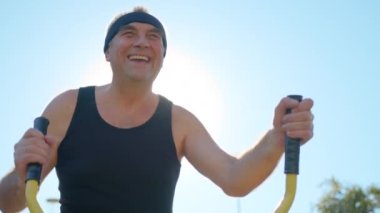 Yaşlı bir adam yörünge yolunda egzersiz yapıyor..