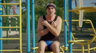 Aktif kıdemli, yaşlı, beyaz bir adam spor alanında fiziksel egzersiz yapıyor. Fitness eğlencesi. Yaşlılıkta sağlıklı yaşam tarzı.